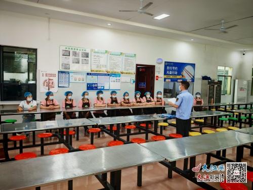 考前严密守护 东临新区市场监管局深入考点学校开展食品安全专项检查 图
